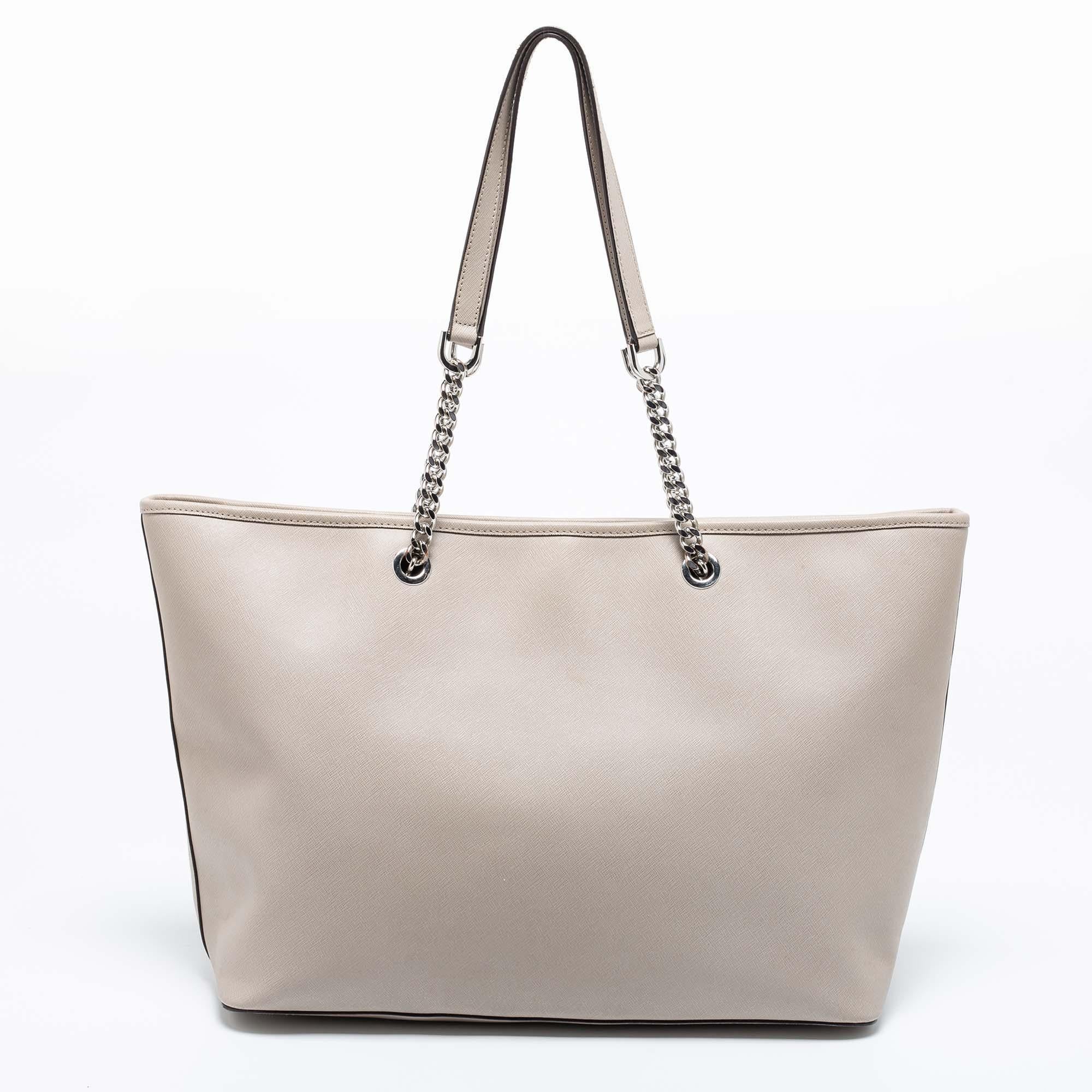 This Michael Kors tote is beautiful in so many ways. From its design to its structure, the leather bag exudes charm and high fashion. It flaunts two shoulder handles for you to swing and a spacious fabric interior to hold all your essentials.

