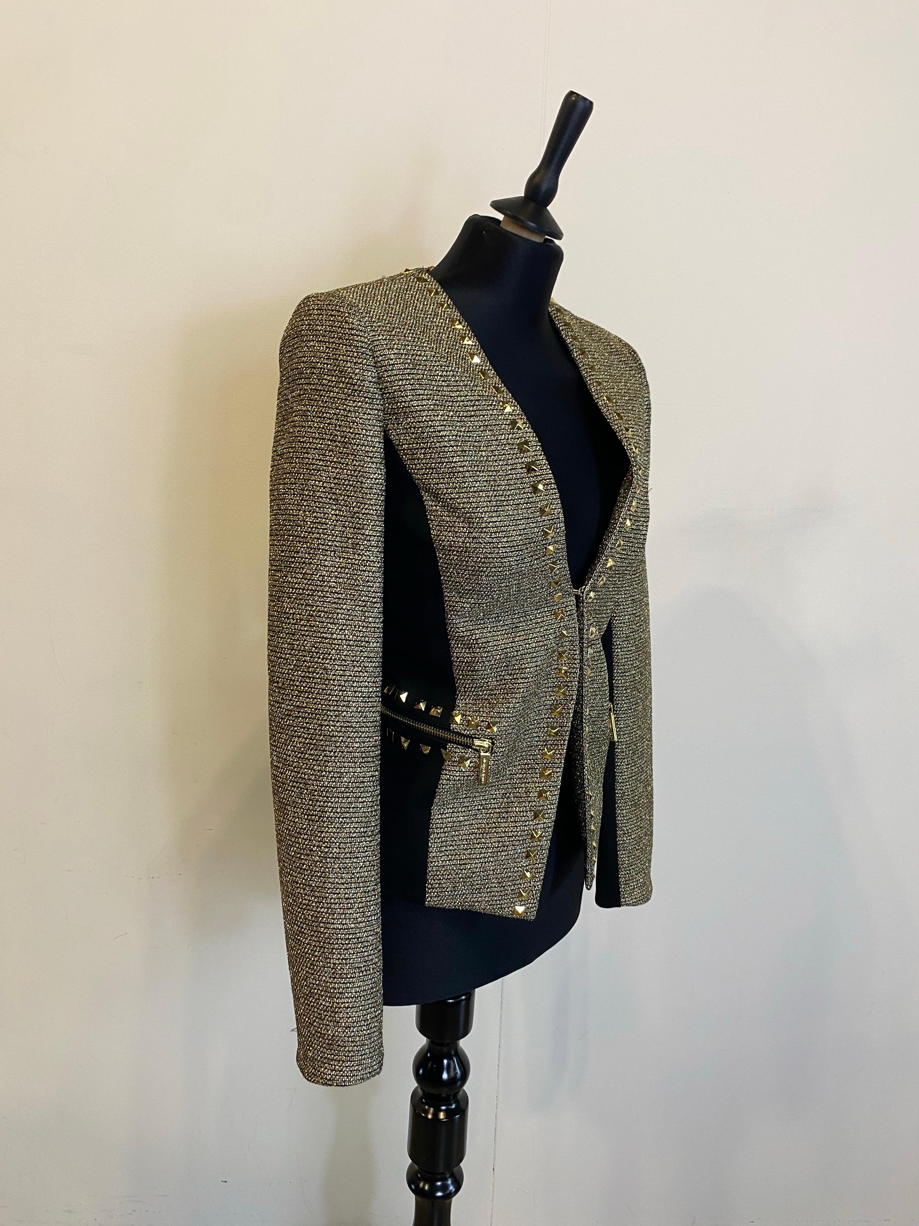 Michael Kors Veste.
Convient à un 38/40 IT.
Épaules 38 cm.
Hauteur 52 cm.
Excellent état, présente des signes normaux d'usure comme le montrent les photos.