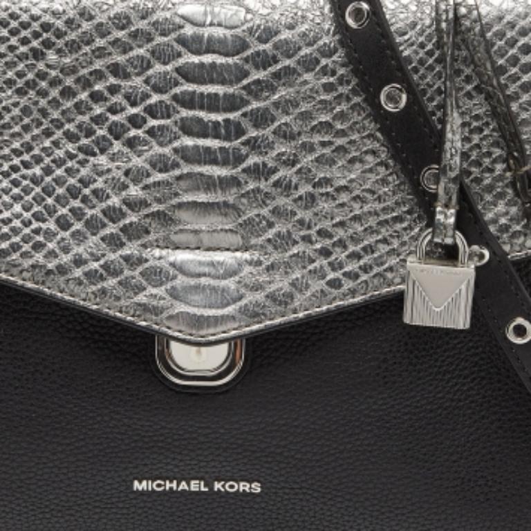 Offrez-vous le luxe avec ce sac MK. Méticuleusement fabriqué à partir de matériaux de première qualité, il allie un design exquis, un savoir-faire impeccable et une élégance intemporelle. Cet accessoire de mode rehausse votre style.
