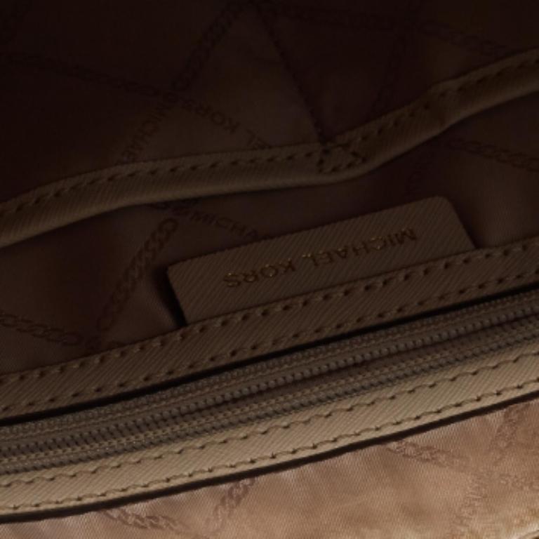 Gönnen Sie sich zeitlosen Luxus mit dieser MK-Tasche für Damen. Dieses exquisite Accessoire verkörpert Eleganz, Funktionalität und Stil und ist damit der ultimative Begleiter für jeden anspruchsvollen Menschen.