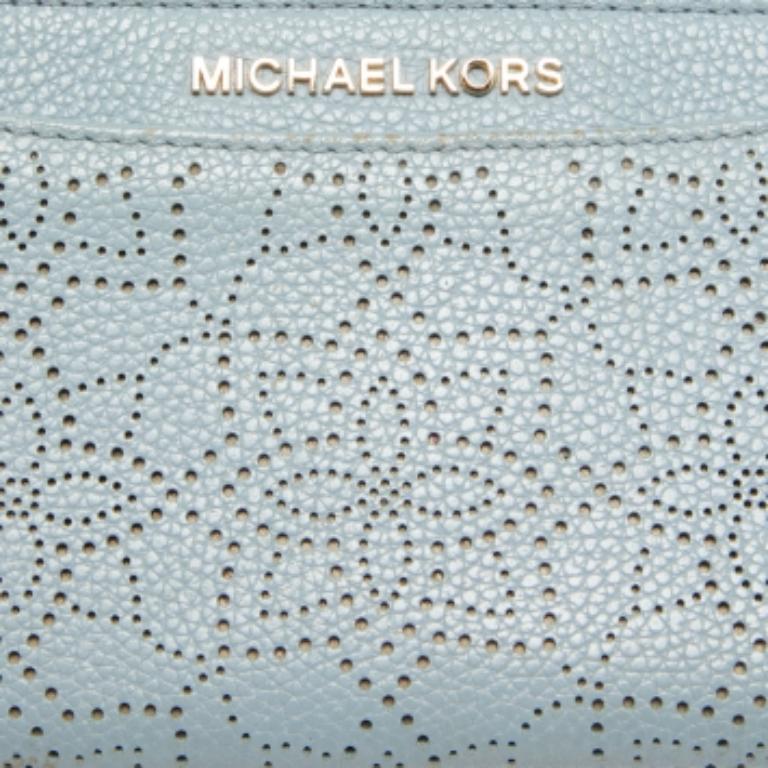 Michael Kors Karson Slim Card Case en cuir bleu clair découpé au laser en vente 3