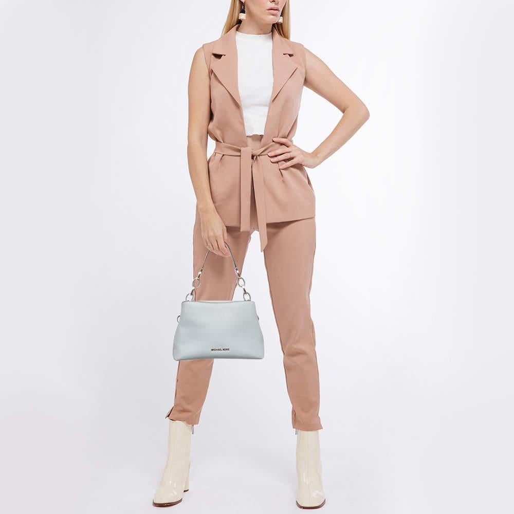 Ce sac Michael Kors prouve que le minimalisme peut être élégant. En cuir  il porte la signature de la marque sur le devant  une bandoulière  et une seule poignée. L'intérieur du sac, doublé de tissu, est divisé en deux compartiments avec une