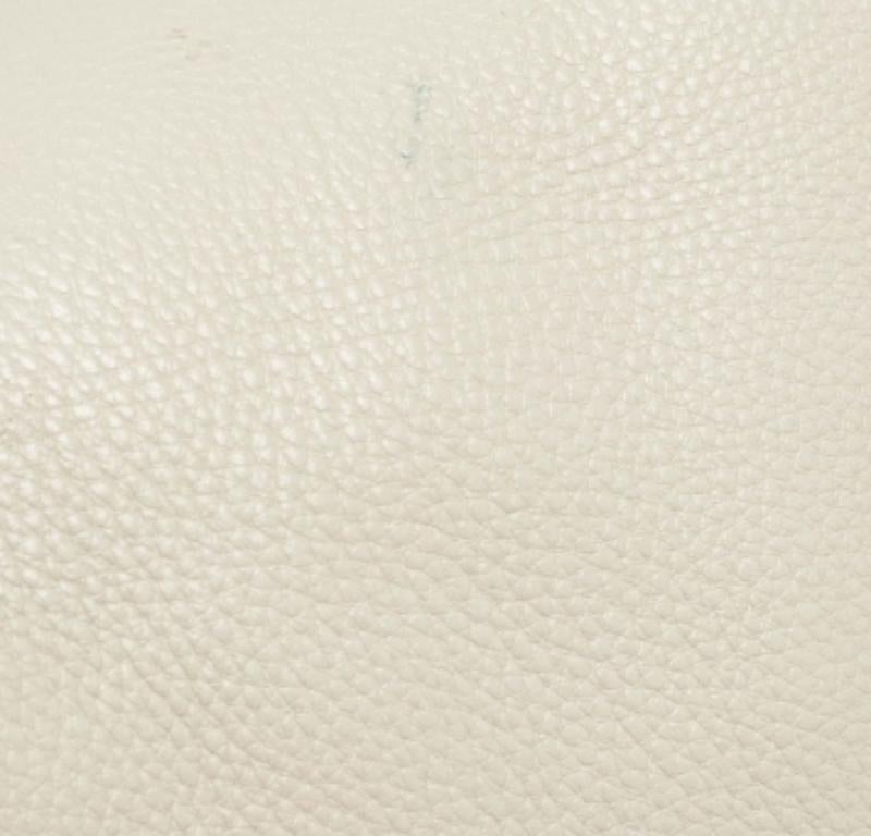 Michael Kors Hellgraue Elana Eimertasche aus Leder mit Quaste im Angebot 5
