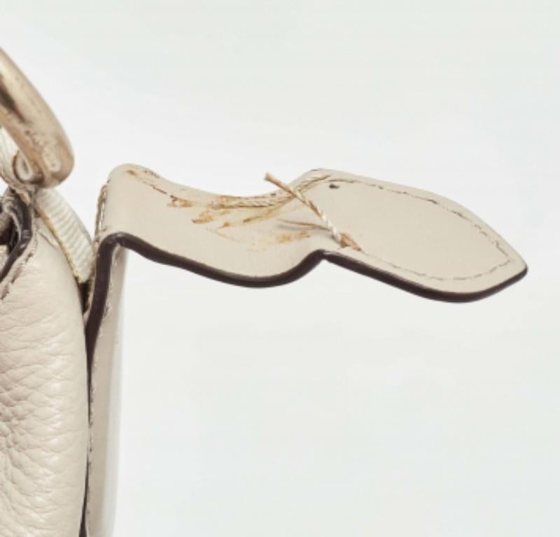 Michael Kors Hellgraue Elana Eimertasche aus Leder mit Quaste (Beige) im Angebot