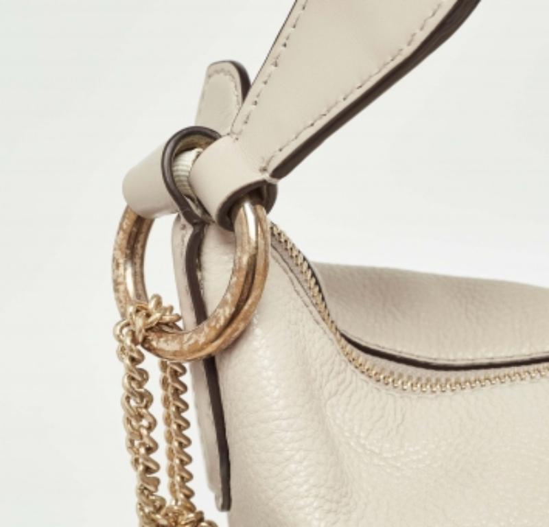 Michael Kors Hellgraue Elana Eimertasche aus Leder mit Quaste im Zustand „Gut“ im Angebot in Dubai, Al Qouz 2