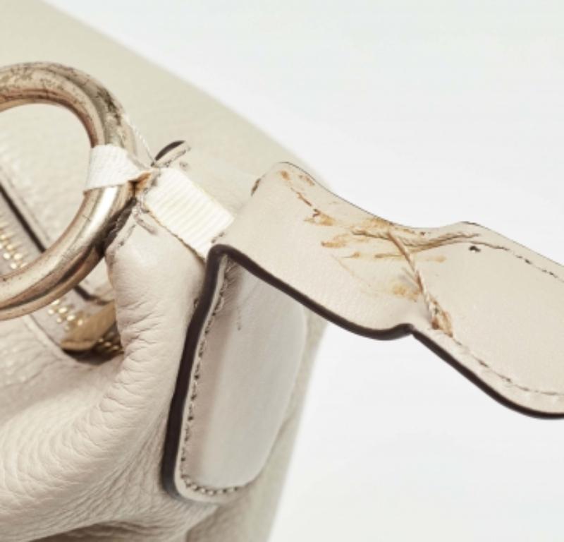 Michael Kors Hellgraue Elana Eimertasche aus Leder mit Quaste Damen im Angebot