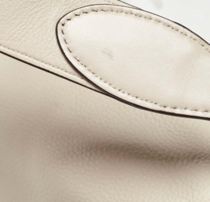 Michael Kors Hellgraue Elana Eimertasche aus Leder mit Quaste im Angebot 1