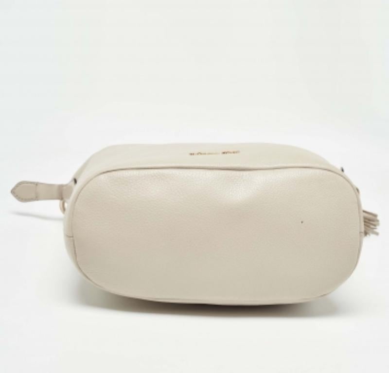 Michael Kors Hellgraue Elana Eimertasche aus Leder mit Quaste im Angebot 2