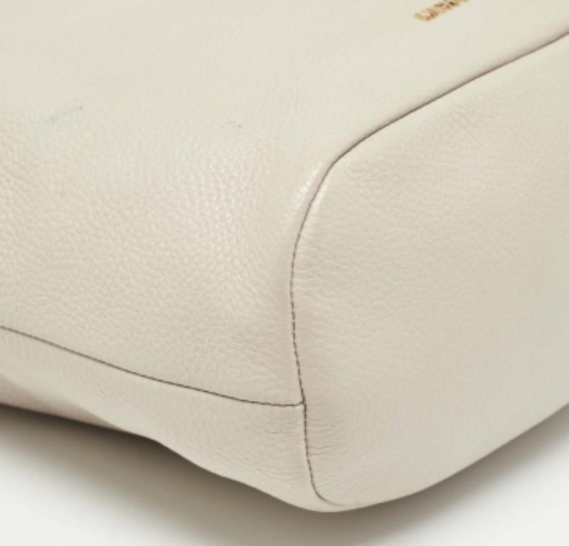 Michael Kors Hellgraue Elana Eimertasche aus Leder mit Quaste im Angebot 3