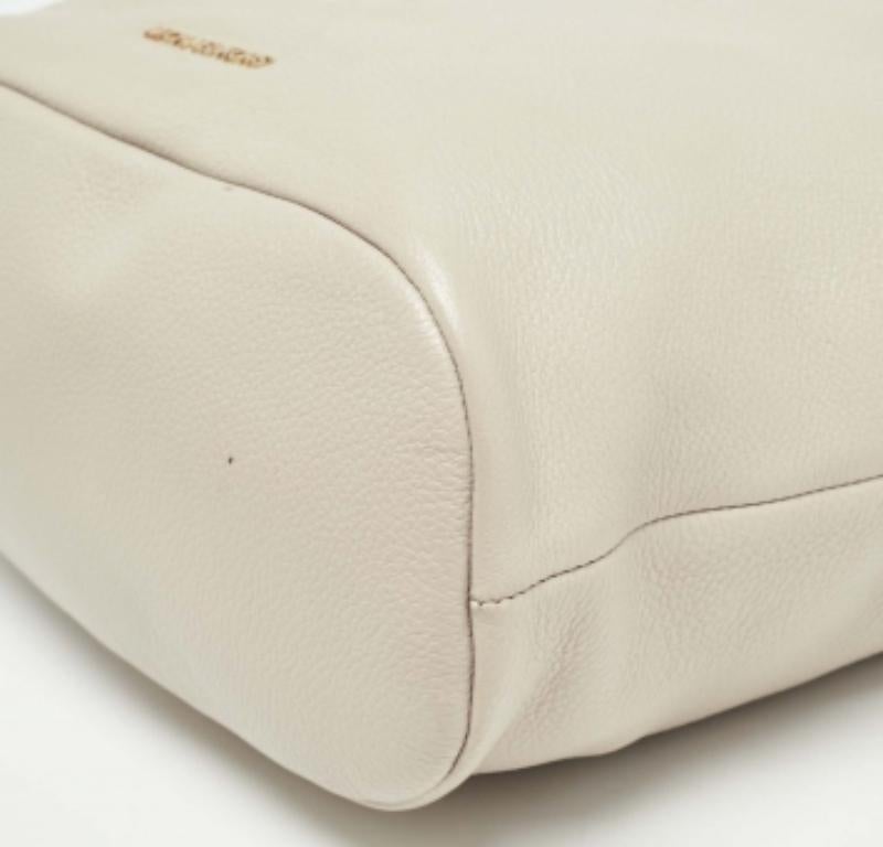 Michael Kors Hellgraue Elana Eimertasche aus Leder mit Quaste im Angebot 4