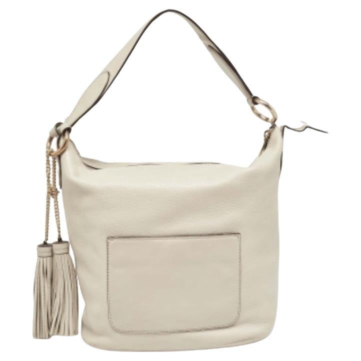 Michael Kors Hellgraue Elana Eimertasche aus Leder mit Quaste