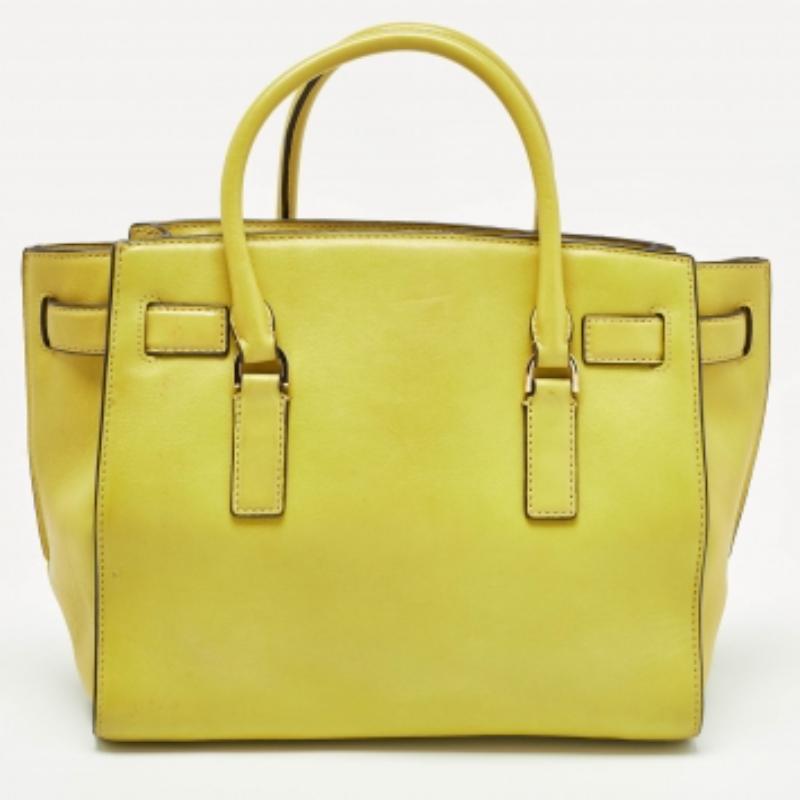 Este atractivo bolso tote para mujer ha sido diseñado para acompañarte en cualquier día. Cómodo de llevar y con un diseño moderno, el bolso se corta con habilidad y se cose para darle una forma estupenda. Está bien equipado para ser un accesorio