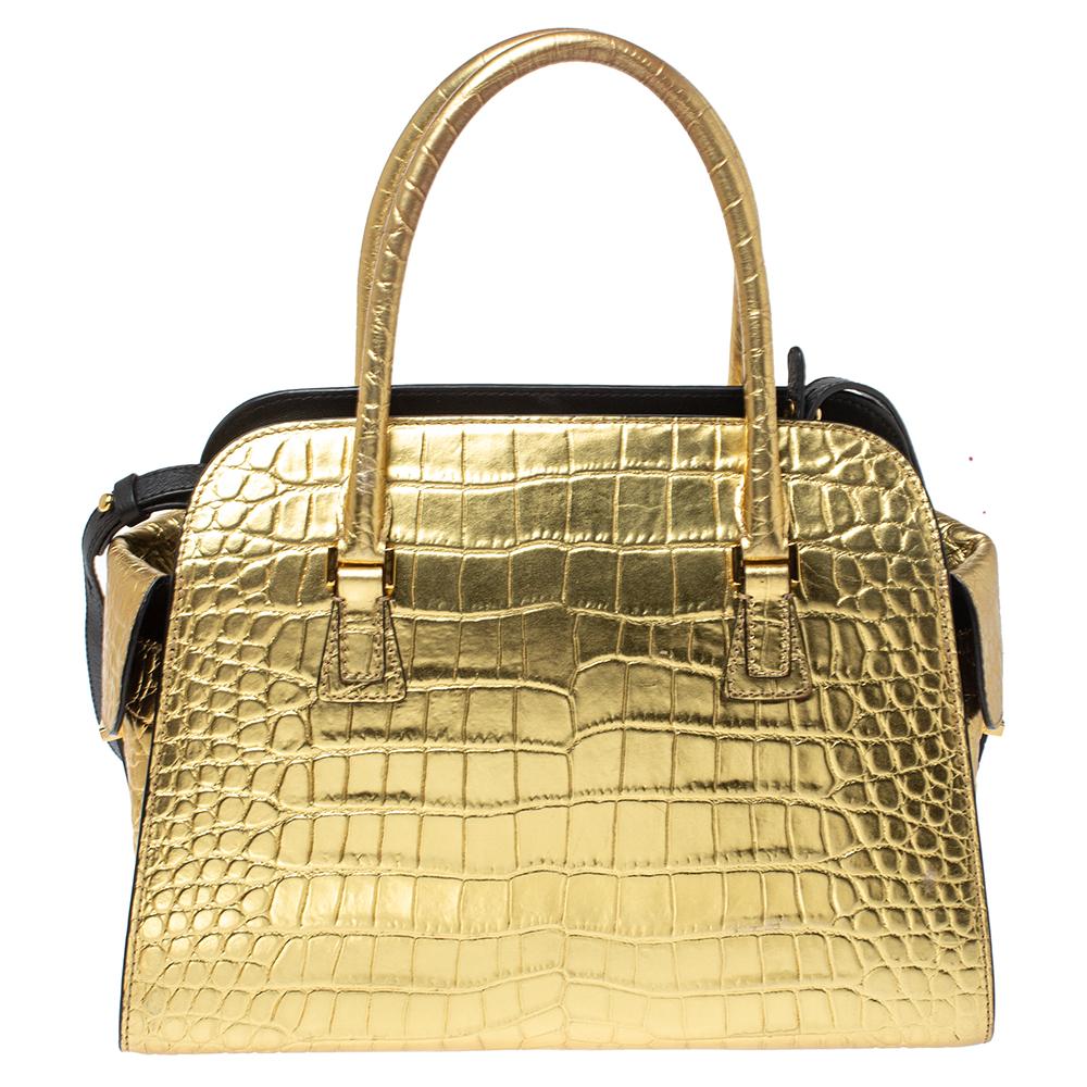 Michael Michael Kors brings you this handy bag that will dutifully hold all your necessities. It has been crafted from croc-embossed leather and features dual handles. The interior is spacious and houses a pocket. This satchel is your ideal everyday