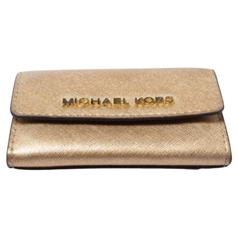 Accessorizing gets a new avatar with this gorgeous card-holder from Michael Kors. Made from premium quality leather, this creation is a long-lasting accessory. Effortlessly store your daily essentials with this flap style holder that comes in an