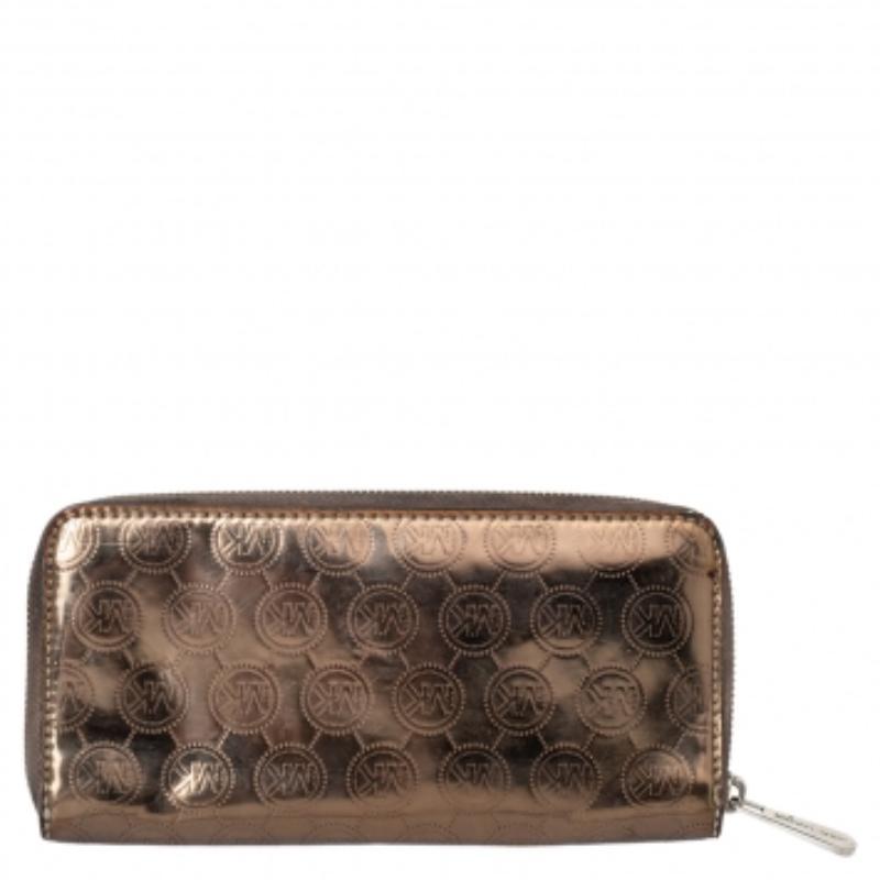 Funcionales y elegantes, las colecciones de Micheal Kors captan la delicadeza desenfadada y sin esfuerzo de la mujer moderna. Confeccionada en piel en un tono dorado metalizado, esta elegante cartera tiene un interior compartimentado y una parte