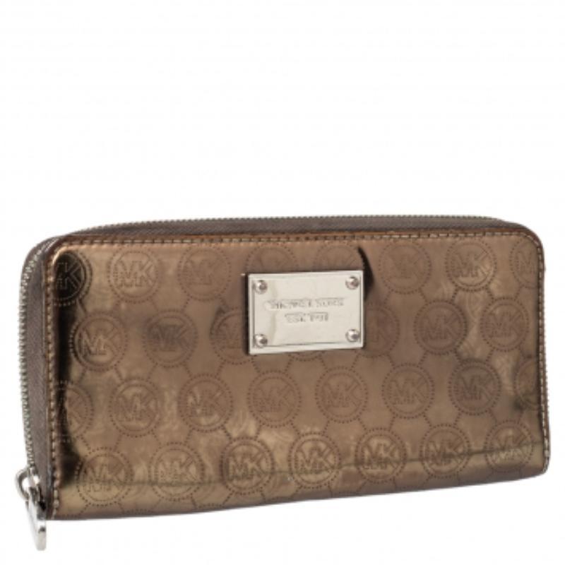 Michael Kors Cartera con cremallera Jet Set de piel dorada metalizada en Bastante bueno Estado en Dubai, Al Qouz 2