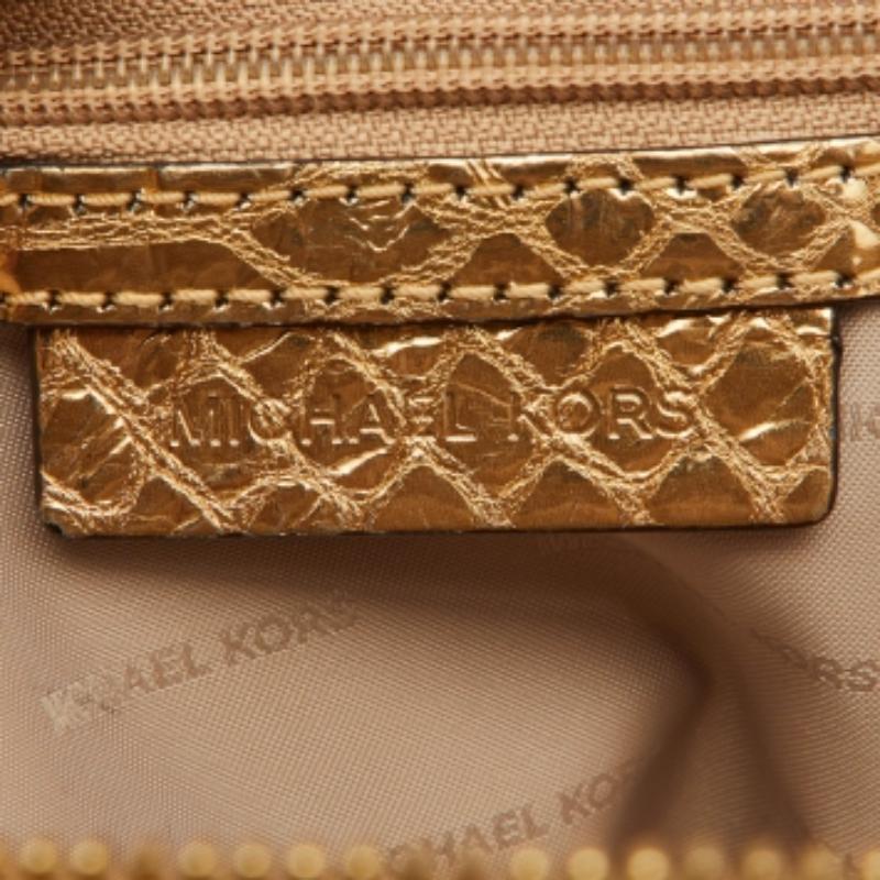 Questo zaino pratico e alla moda ti sarà utile sia per l'uso quotidiano che come dichiarazione di stile. Ha un design elegante e un interno spazioso per i tuoi effetti personali. Due spallacci lo rendono pronto per essere tuo.