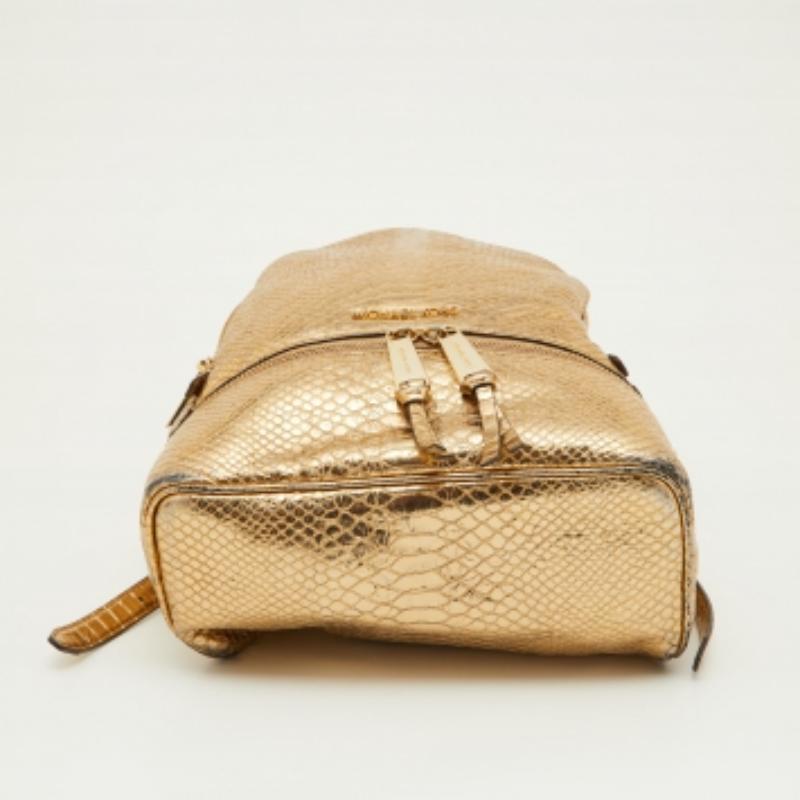 Oro Michael Kors Zaino Rhea piccolo in pelle goffrata pitonata oro metallizzato in vendita