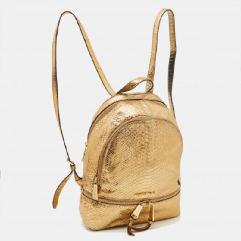 Michael Kors Zaino Rhea piccolo in pelle goffrata pitonata oro metallizzato in vendita 3