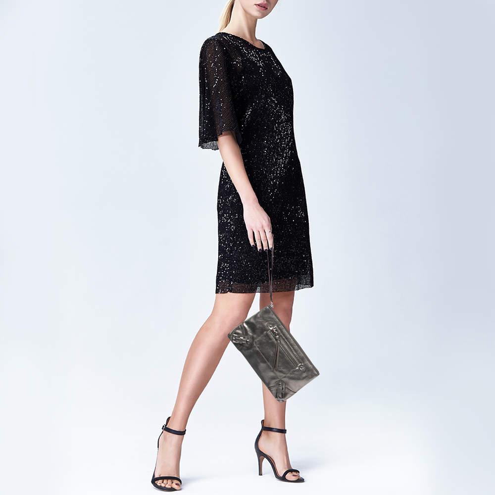 Eleva il tuo abbigliamento da sera con la nostra pochette MK da donna. Realizzato con dettagli squisiti, combina materiali lussuosi, un design senza tempo e un tocco di glamour che lo rende un accessorio perfetto.
