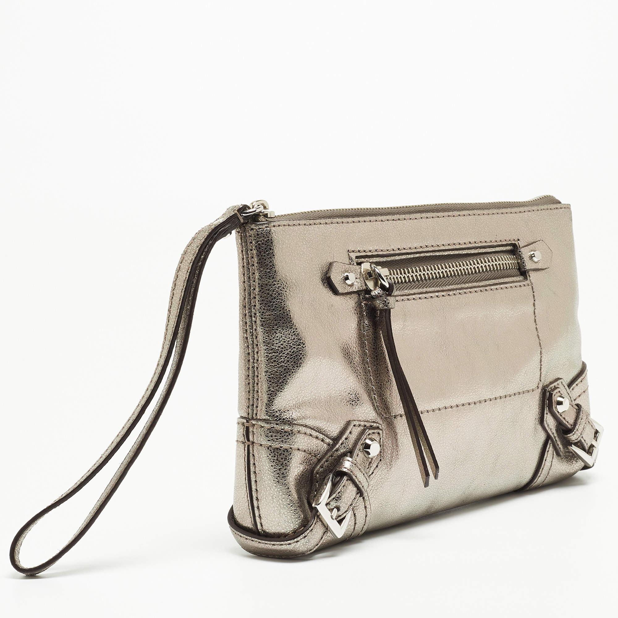 Grigio Michael Kors Pochette da polso Fallon in pelle grigia metallizzata in vendita