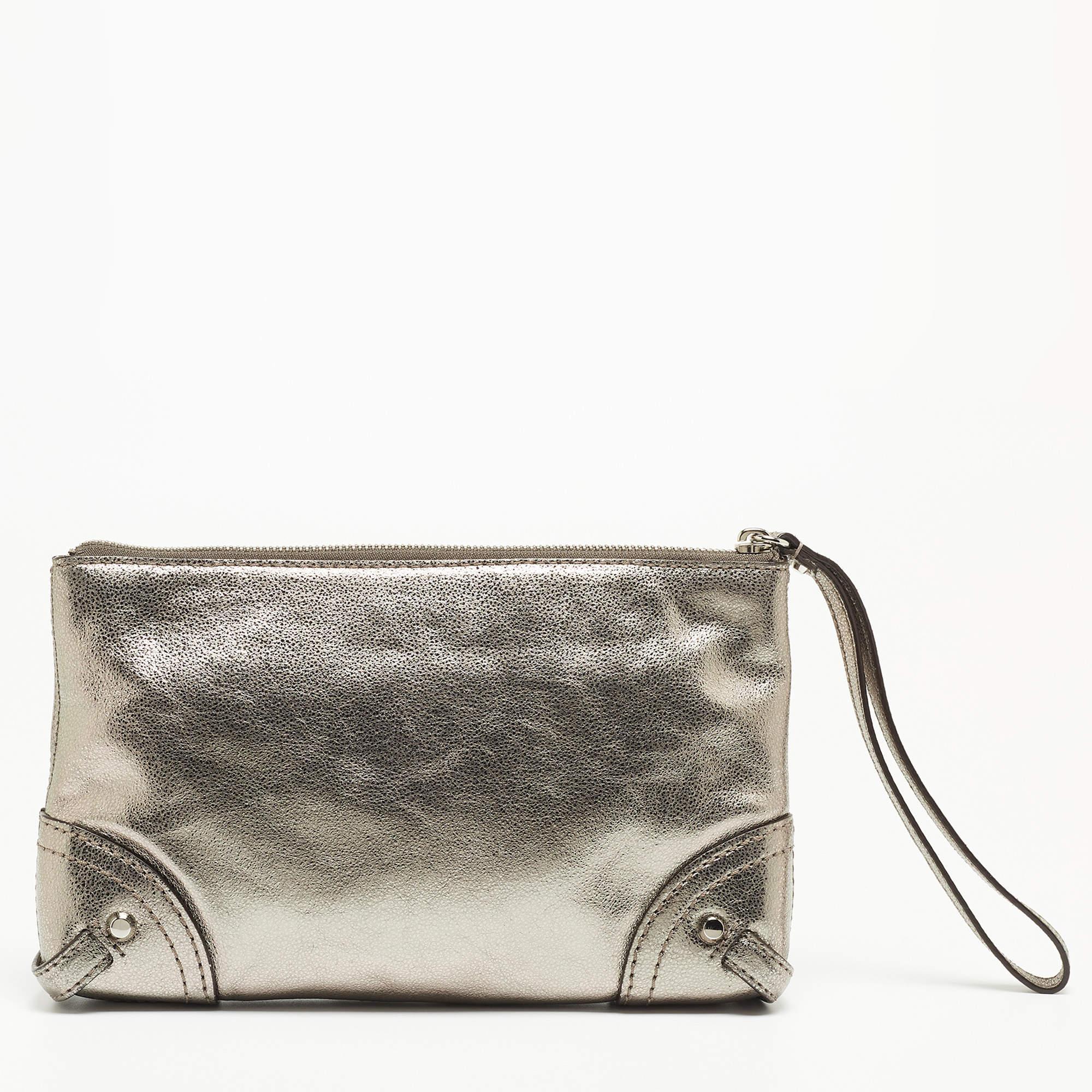 Michael Kors Pochette da polso Fallon in pelle grigia metallizzata In condizioni buone in vendita a Dubai, Al Qouz 2