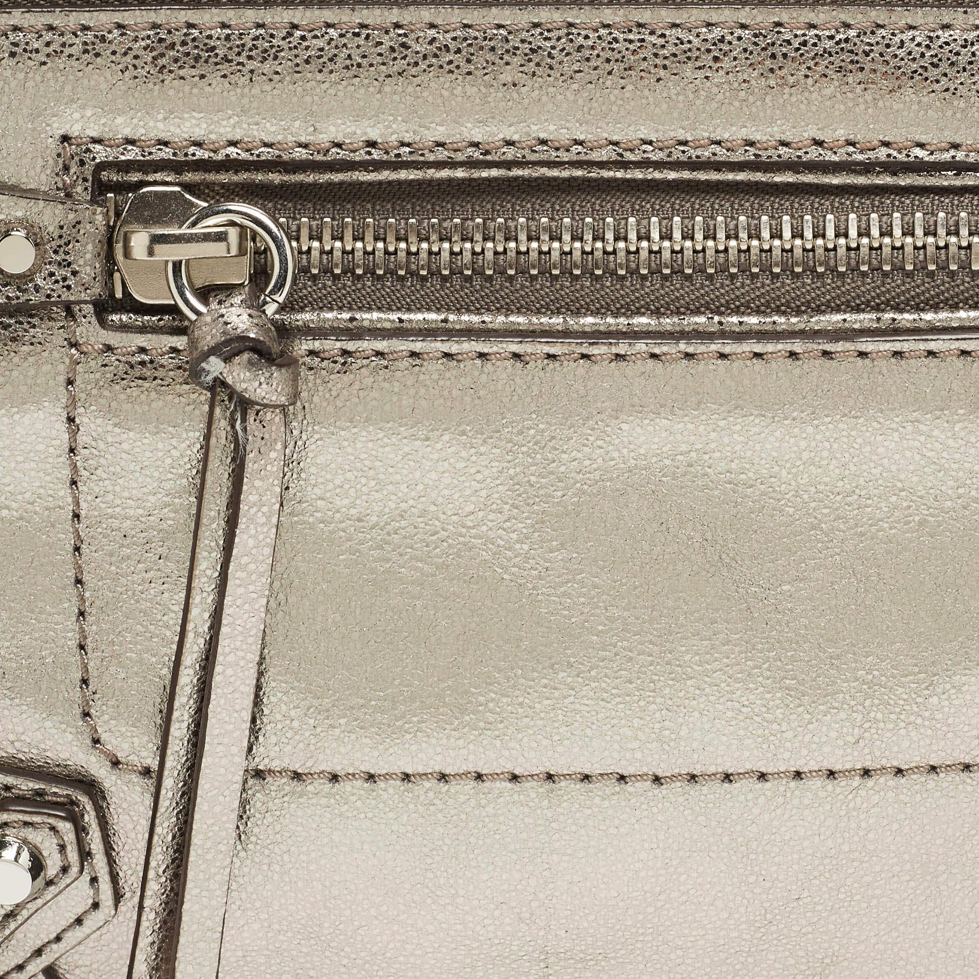 Donna Michael Kors Pochette da polso Fallon in pelle grigia metallizzata in vendita
