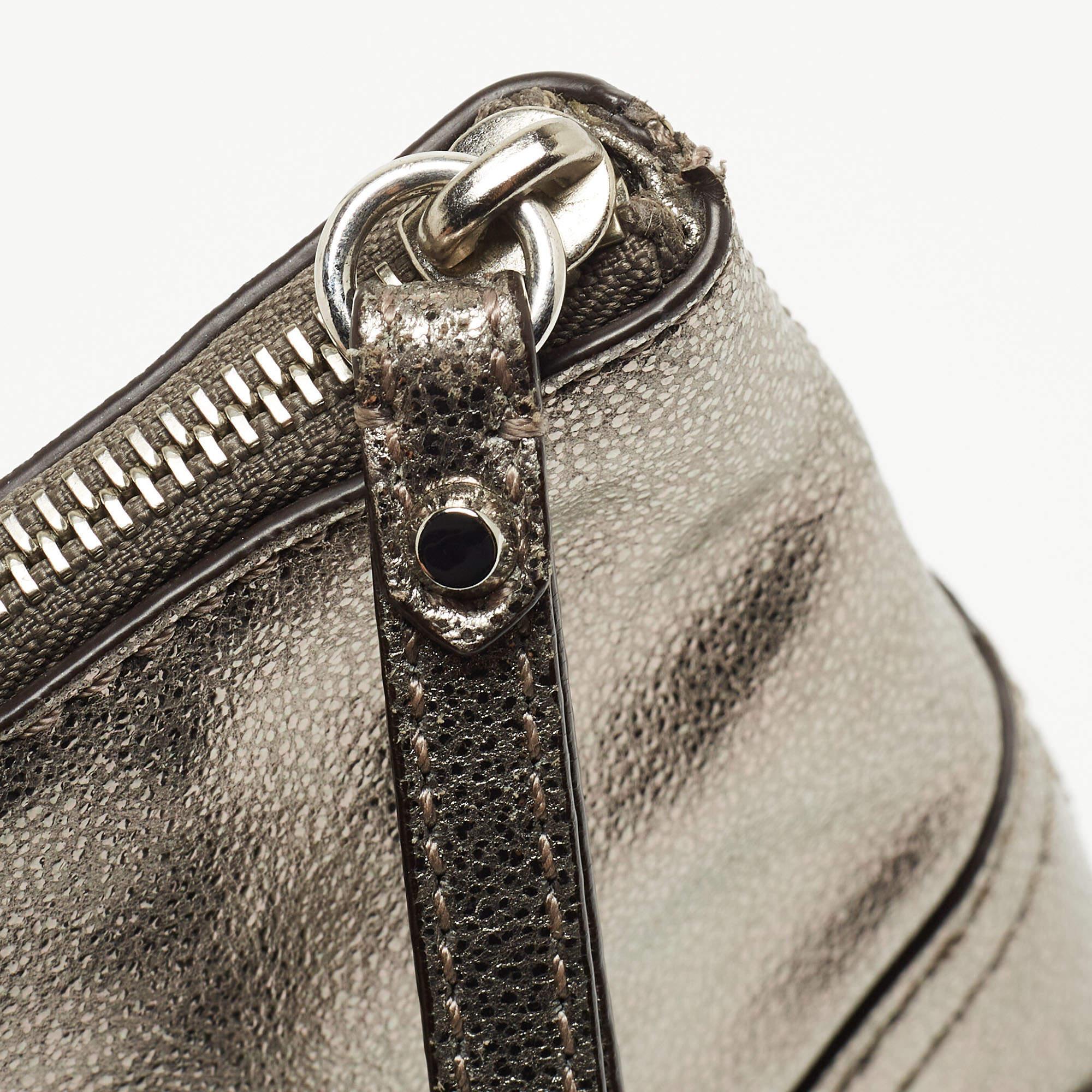 Michael Kors Pochette da polso Fallon in pelle grigia metallizzata in vendita 1