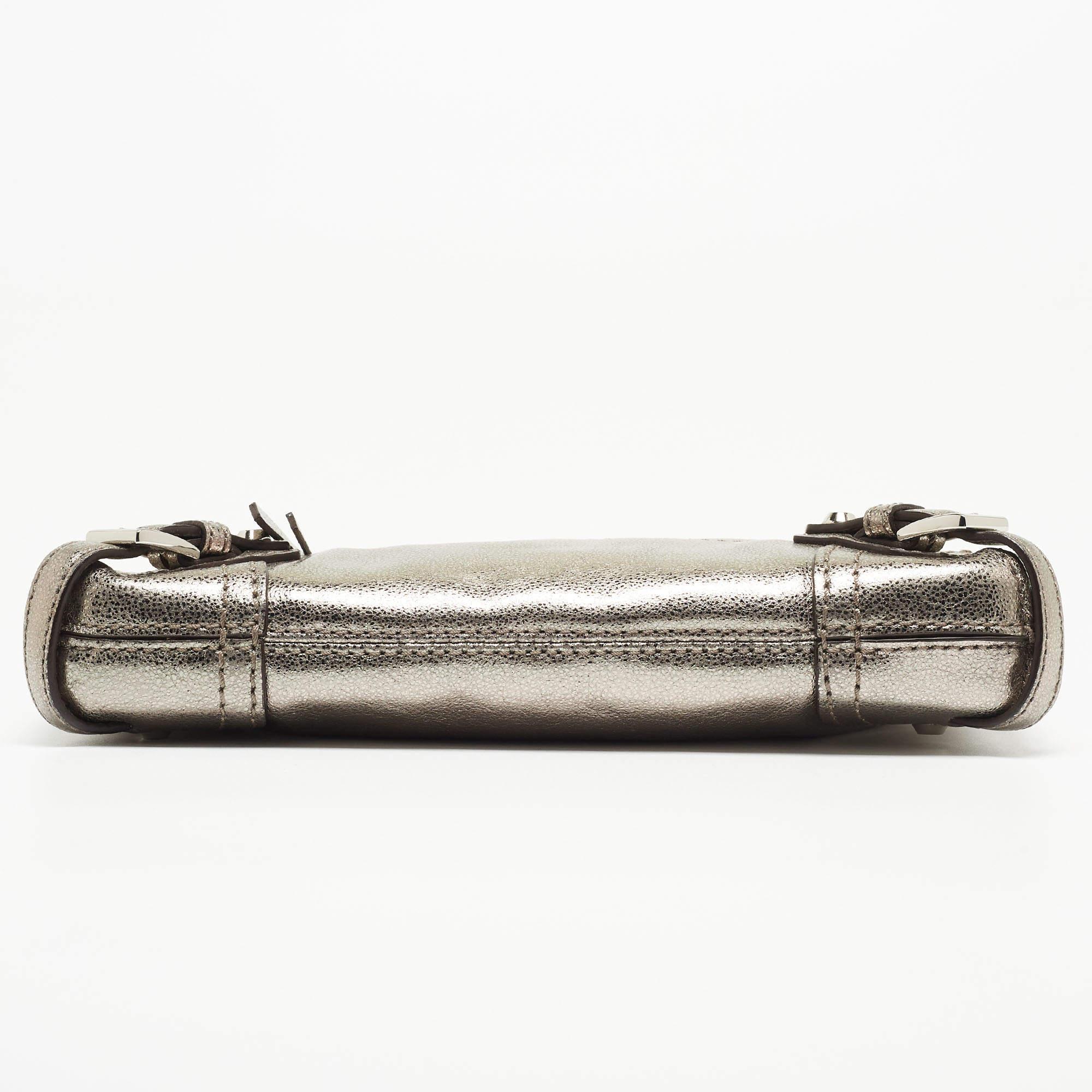 Michael Kors Pochette da polso Fallon in pelle grigia metallizzata in vendita 3