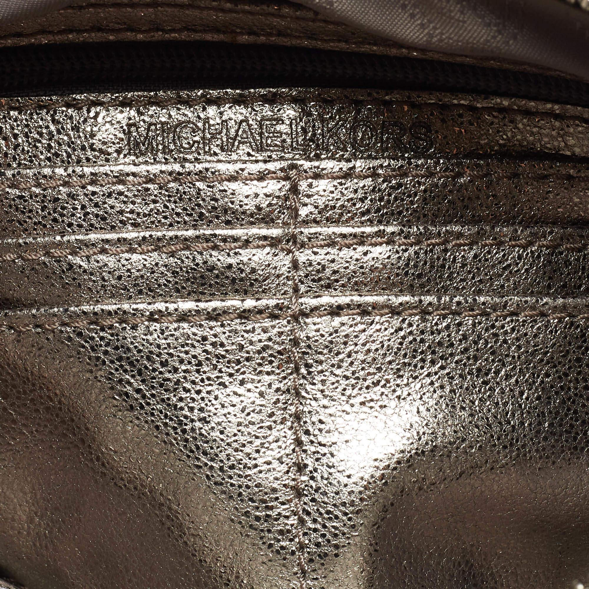 Michael Kors Pochette da polso Fallon in pelle grigia metallizzata in vendita 4