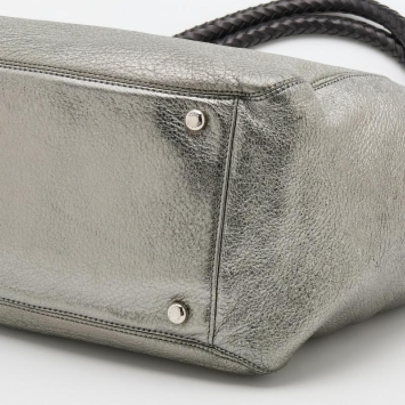 Michael Kors Metallic Silber/Schwarze Skorpio Tote aus Leder Skorpio im Angebot 5