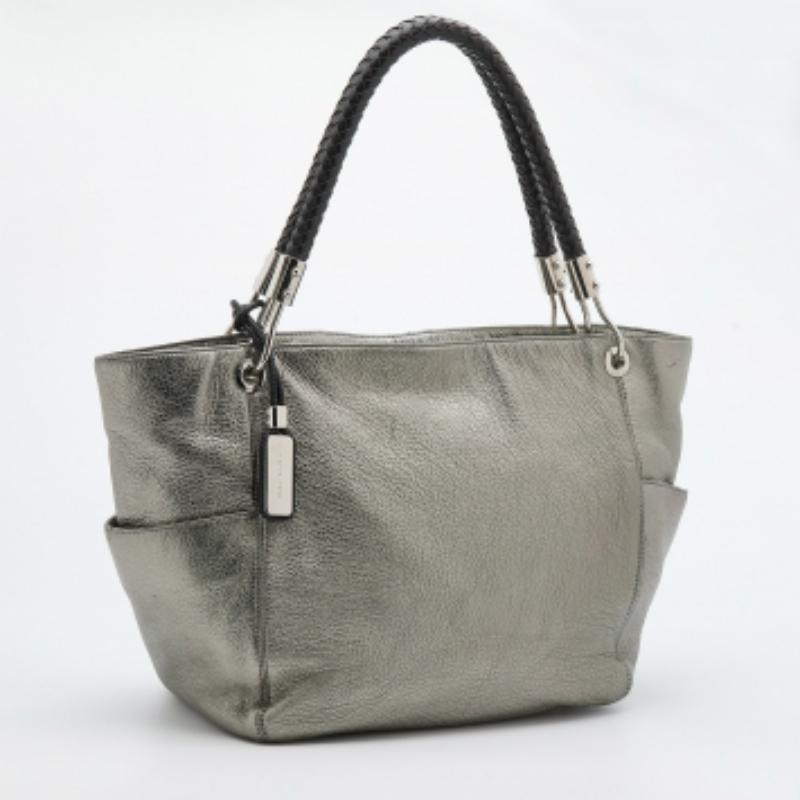 Taschen wie diese sind die perfekte Mischung aus Mode und Funktionalität. Die Tasche ist außen aus hochwertigem MATERIAL gefertigt und verfügt über robuste Griffe, einen geräumigen Innenraum und ein edles Design. Diese Tasche wird Ihr