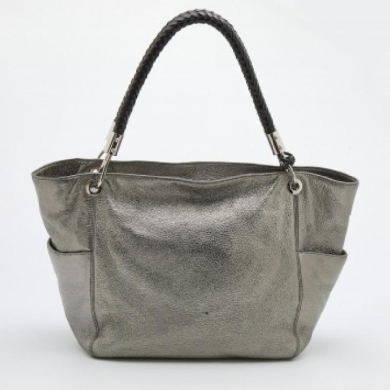 Michael Kors Metallic Silber/Schwarze Skorpio Tote aus Leder Skorpio (Grau) im Angebot