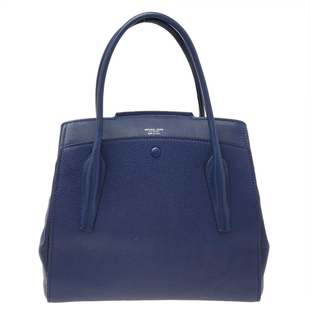 This navy blue Bancroft satchel comes from the fashion house of Michael Kors. Crafted from leather, it features a durable fabric-lined interior that ensures to house all your essentials. Designed with a flap closure, it is secured by a metal lock