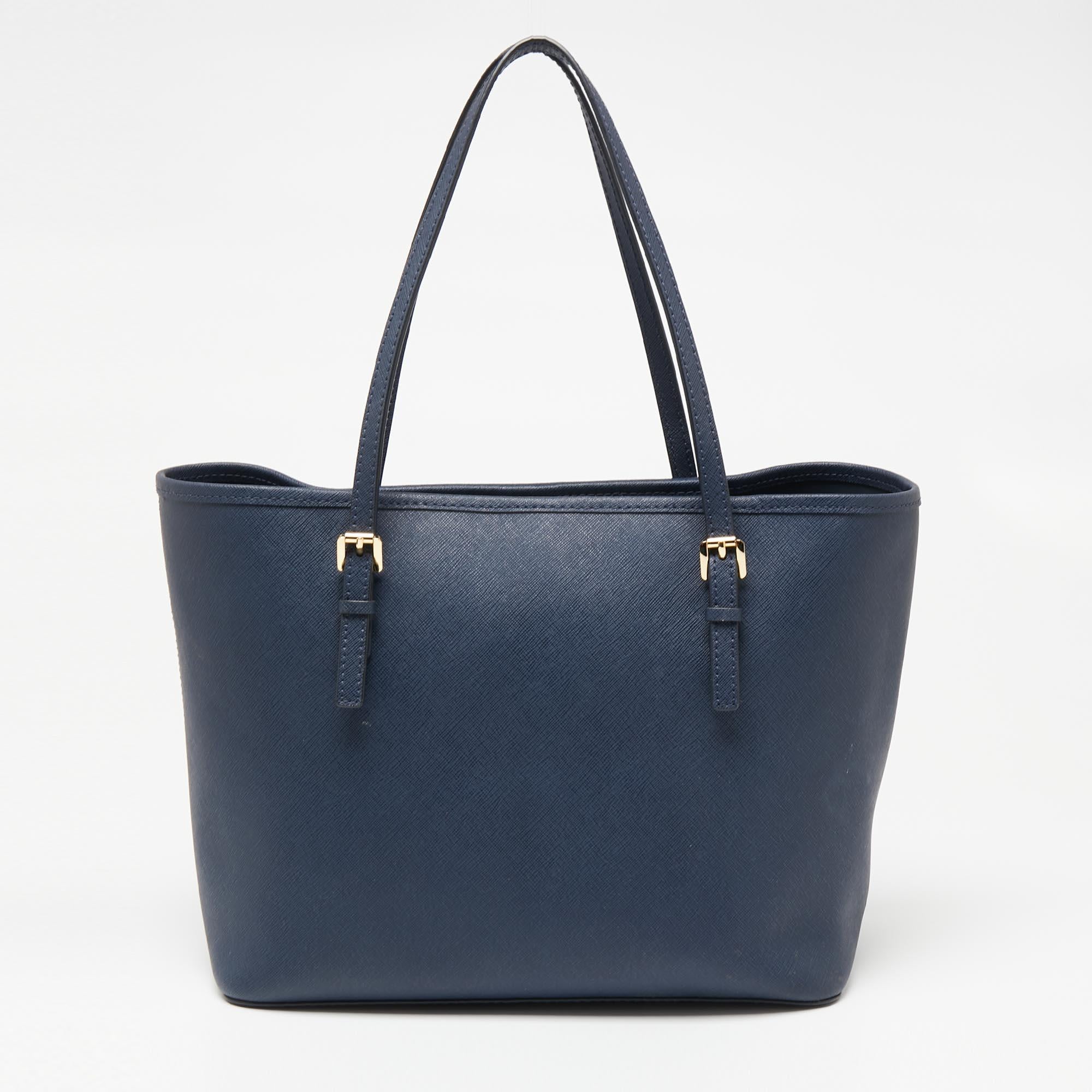 This Michael Kors tote promises to take you through the day with ease, whether you're at work or out and about in the city. From its design to its structure, the leather bag promises charm and durability. It has shoulder handles and a spacious