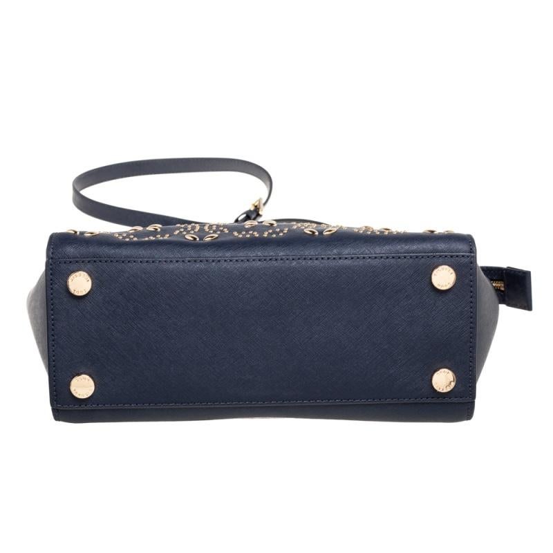 Michael Kors Marineblaue Ledertasche Selma Medium mit Nieten (Schwarz) im Angebot