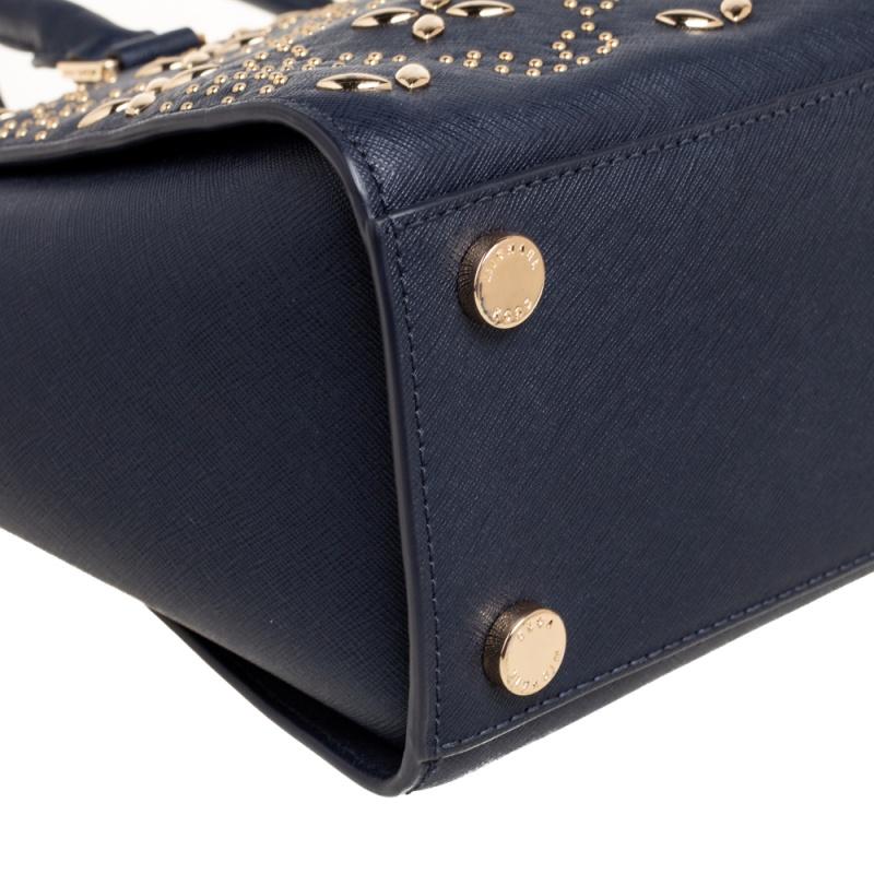Michael Kors Marineblaue Ledertasche Selma Medium mit Nieten im Zustand „Gut“ im Angebot in Dubai, Al Qouz 2