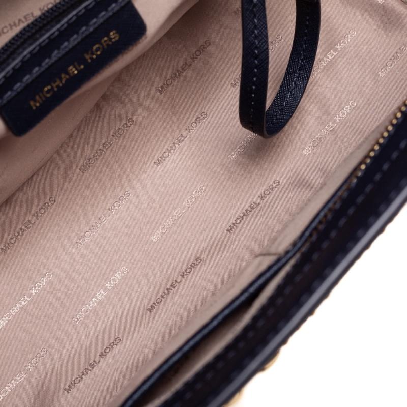 Michael Kors Marineblaue Ledertasche Selma Medium mit Nieten im Angebot 2