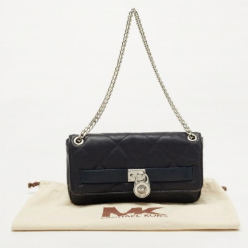 Diese Designertasche zeichnet sich durch makellose Handwerkskunst und dauerhafte Attraktivität aus und ist ein vielseitiges und langlebiges Accessoire. Es hat eine geräumige Größe.