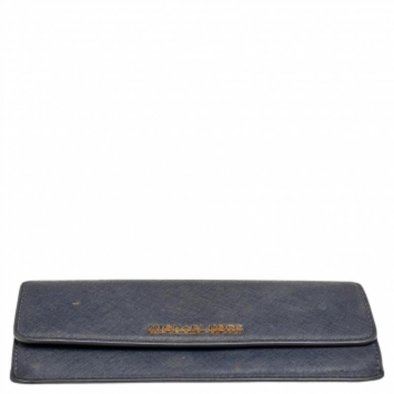Elegante y fácil de llevar, esta cartera Jet Set Travel de Michael Michael Kors está confeccionada en piel azul marino. La cartera tiene un cierre de solapa que se abre a un interior de piel y tela. Organiza tus objetos esenciales en los