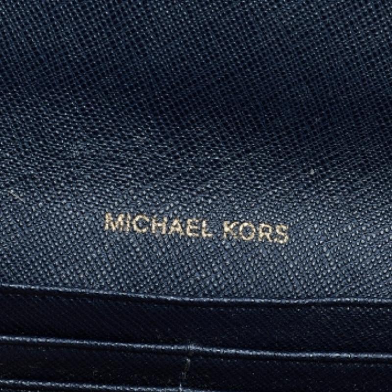 Michael Kors Cartera plana de viaje Jet Set de piel saffiano azul marino en venta 3