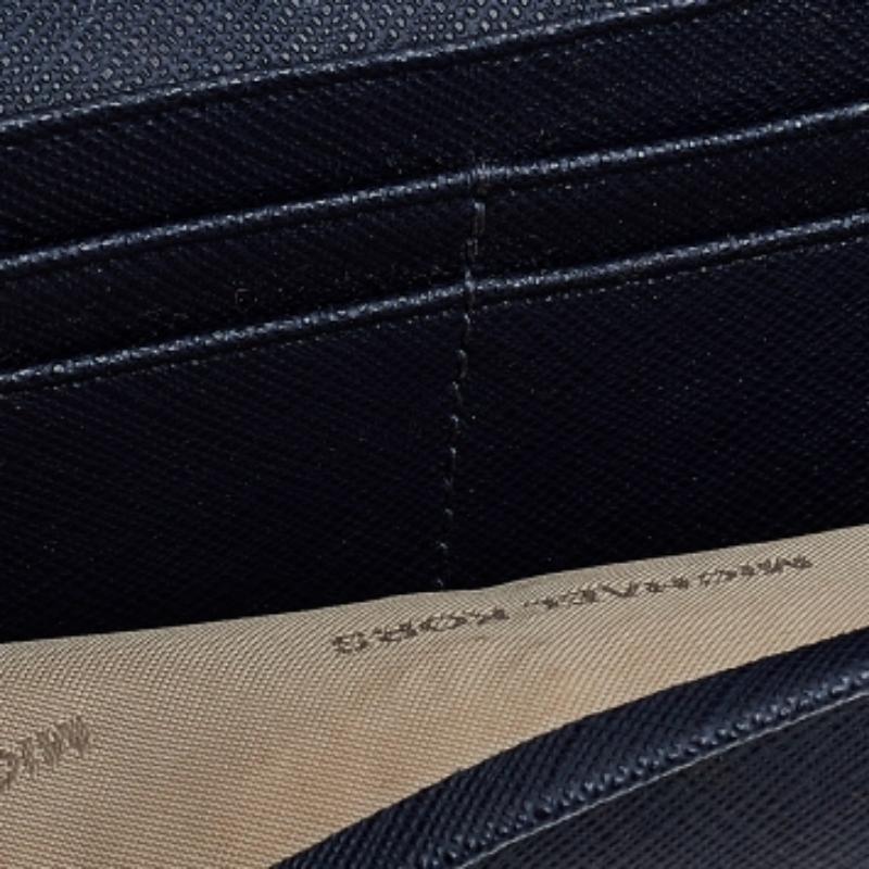 Michael Kors Cartera plana de viaje Jet Set de piel saffiano azul marino en venta 4