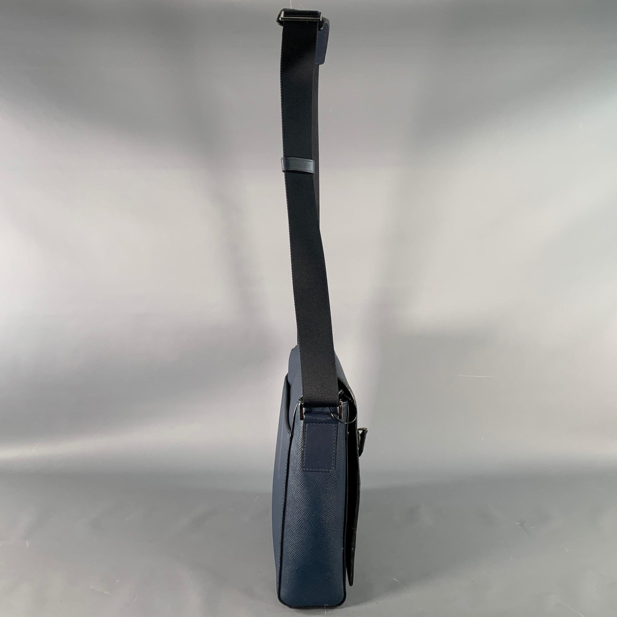 Borsa a tracolla Michael Kors
in pelle saffiano blu, con uno spazioso scomparto interno con tasca imbottita per dispositivi, tracolla regolabile e chiusura magnetica. Lievi graffi e segni di usura. 

Misure: 
  Lunghezza: 14 pollici Larghezza: 2,25