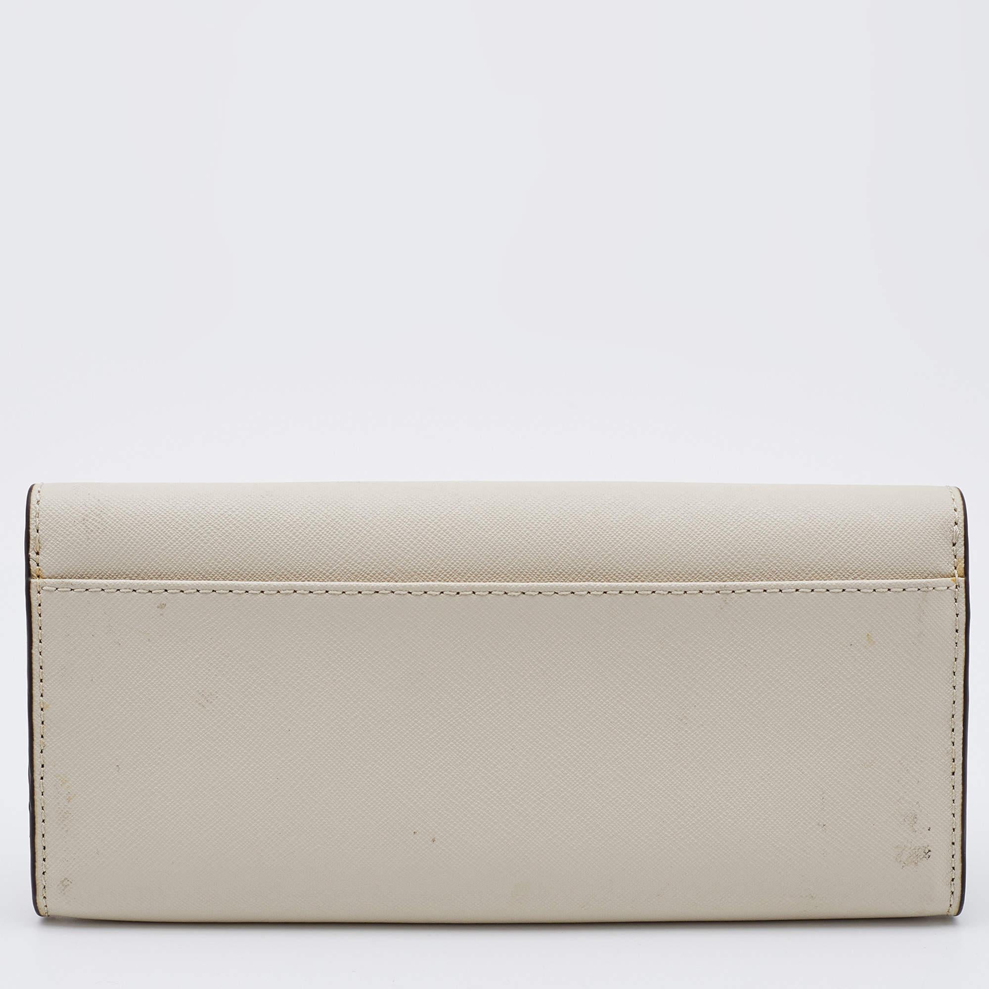 Michael Kors - Portefeuille continental à rabat en cuir blanc cassé Bon état - En vente à Dubai, Al Qouz 2