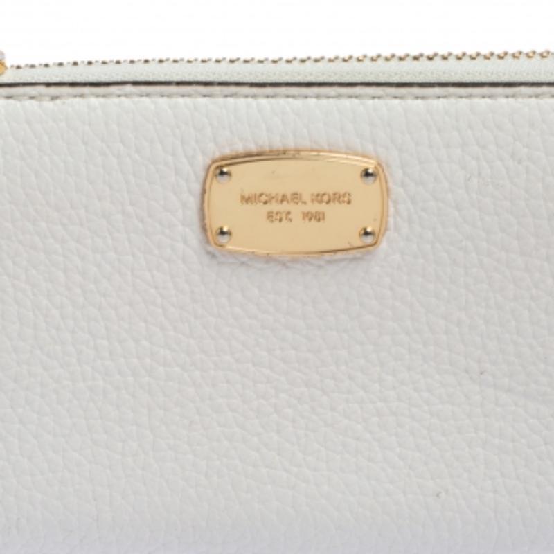 Dieses Michael Kors Portemonnaie ist aus schönem Leder genäht und steht für Widerstandsfähigkeit und Langlebigkeit. Die elegante und kompakte Tasche ist innen gefüttert und verfügt über goldfarbene Beschläge. Das Portemonnaie wird Sie sicher mit