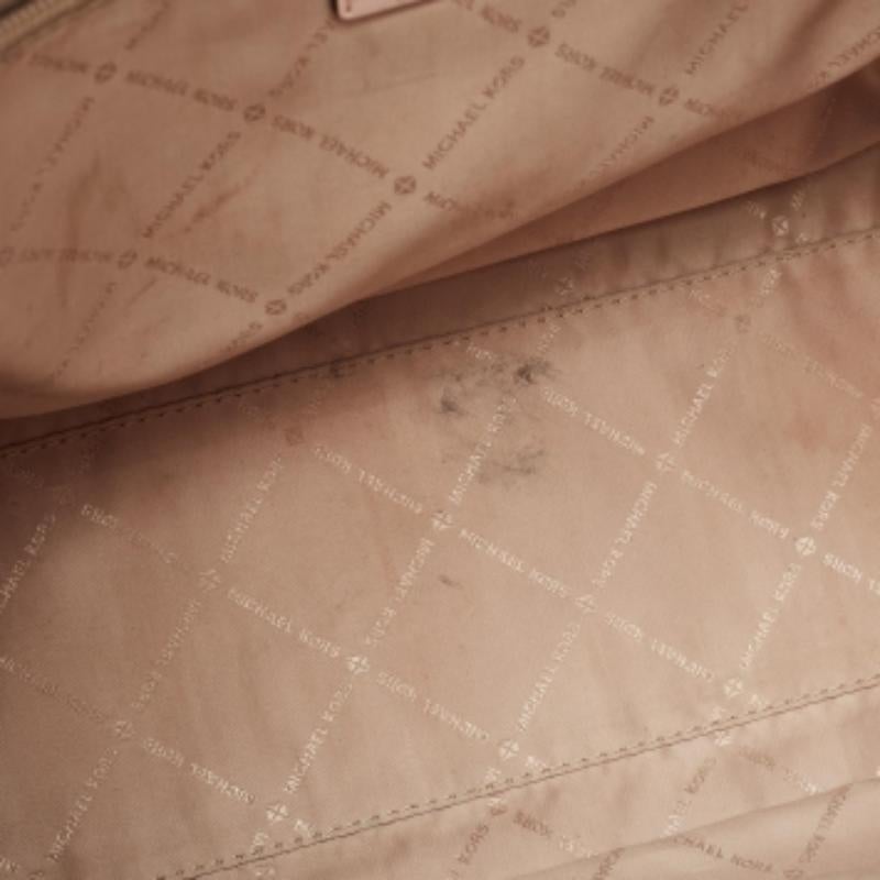 Michael Kors Off White/Pink Signature Coated Canvas Large Kenly Tote In Good Condition For Sale In Dubai, Al Qouz 2