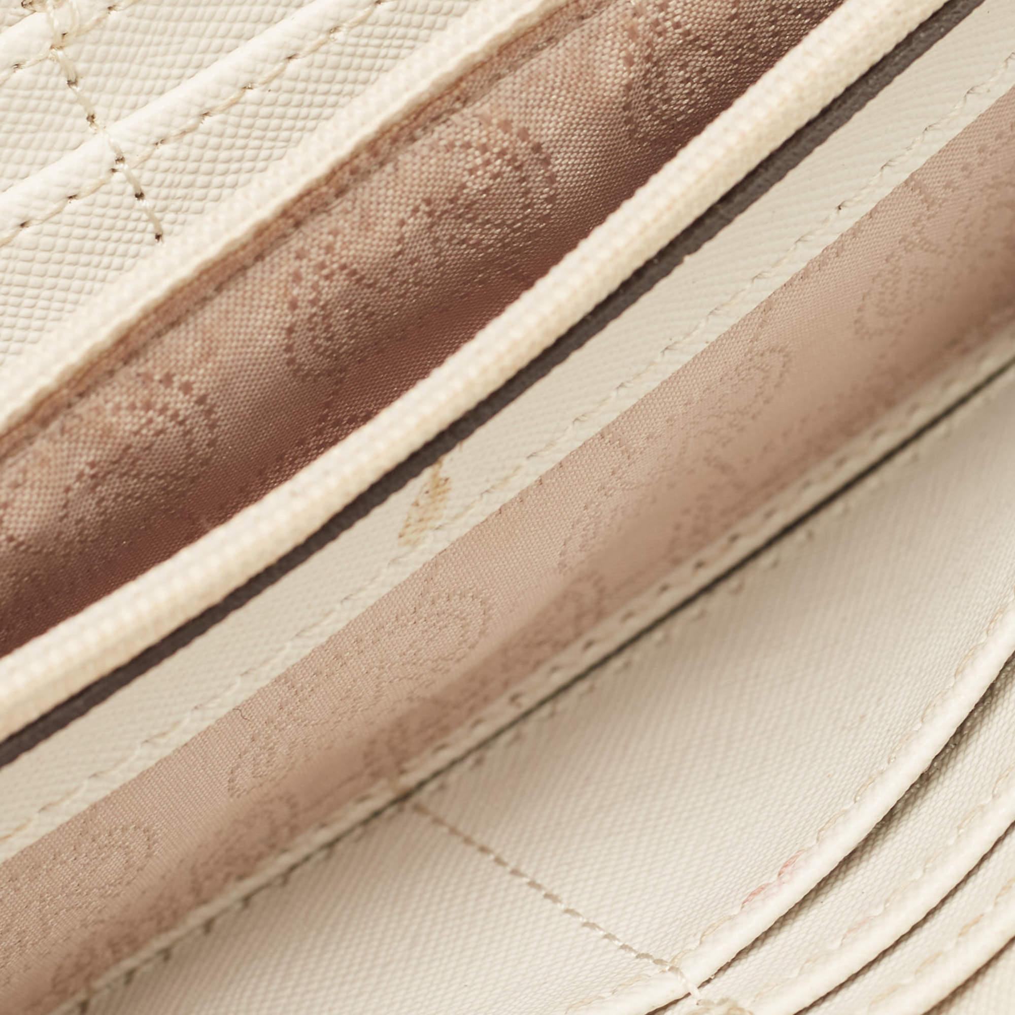 Élevez votre élégance quotidienne avec ce portefeuille de créateur. Méticuleusement fabriqué à partir de matériaux de première qualité, il allie harmonieusement style, fonctionnalité et sophistication, ce qui en fait l'accessoire parfait pour les