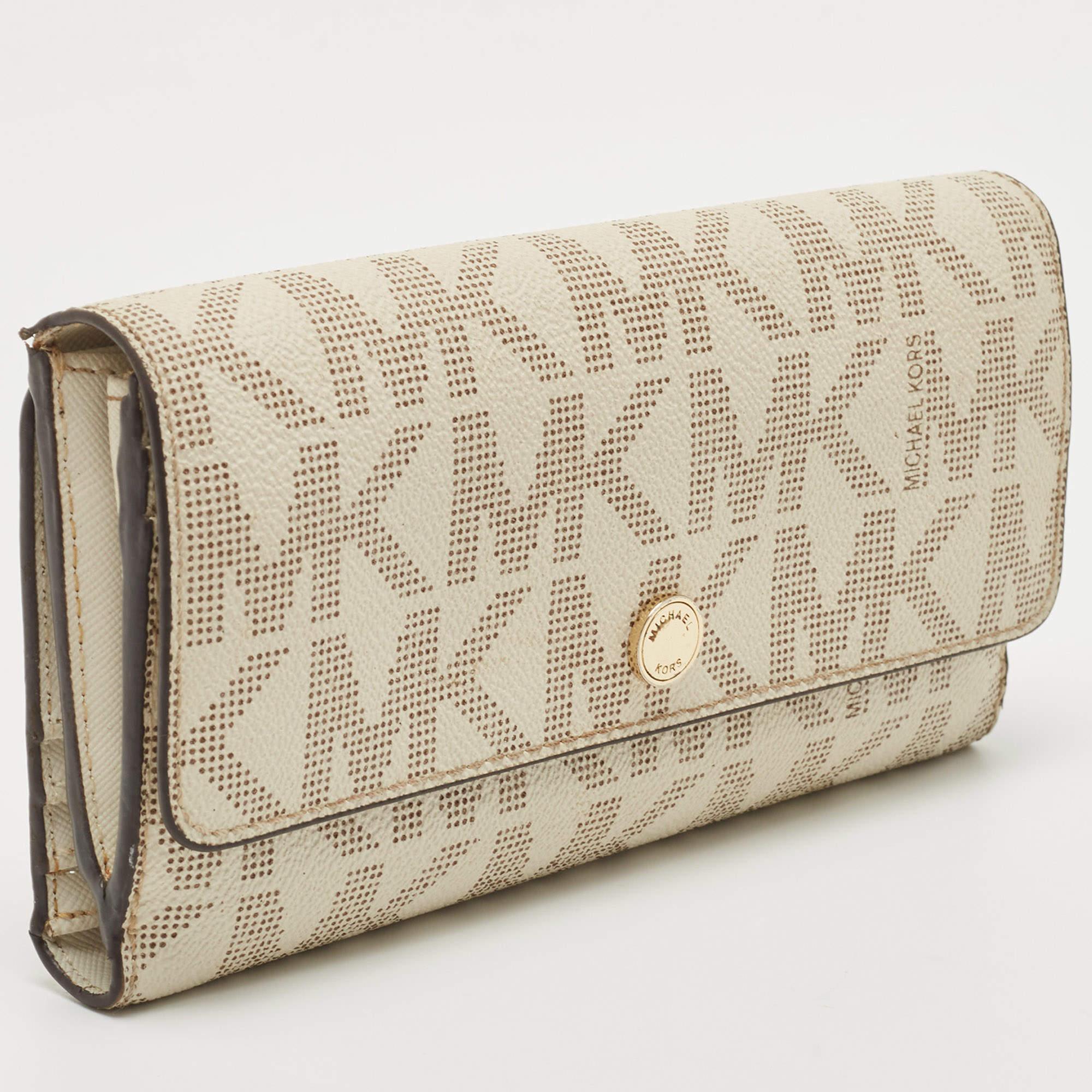 Michael Kors - Portefeuille continental à rabat en toile enduite Signature blanc cassé État moyen - En vente à Dubai, Al Qouz 2
