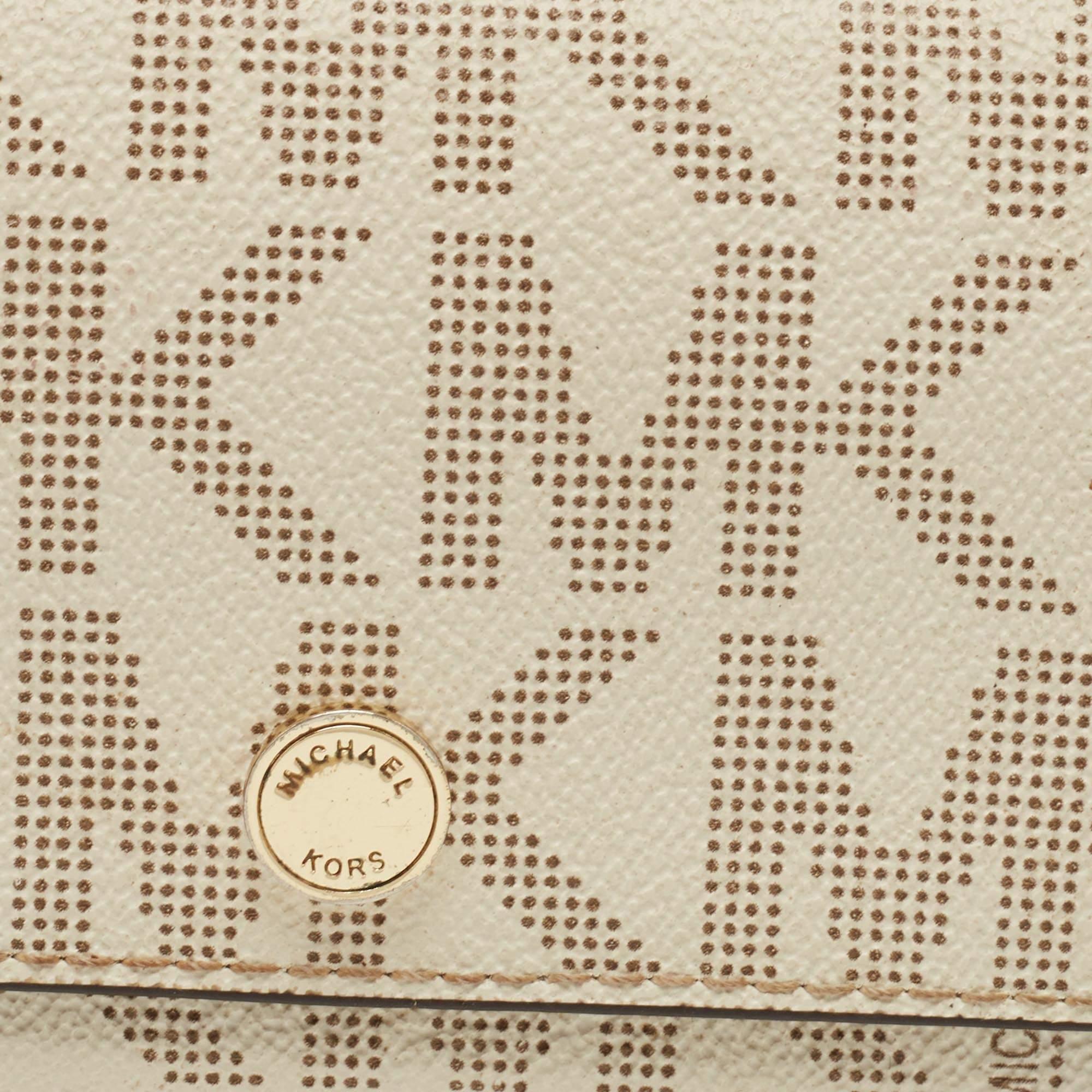 Michael Kors - Portefeuille continental à rabat en toile enduite Signature blanc cassé en vente 1