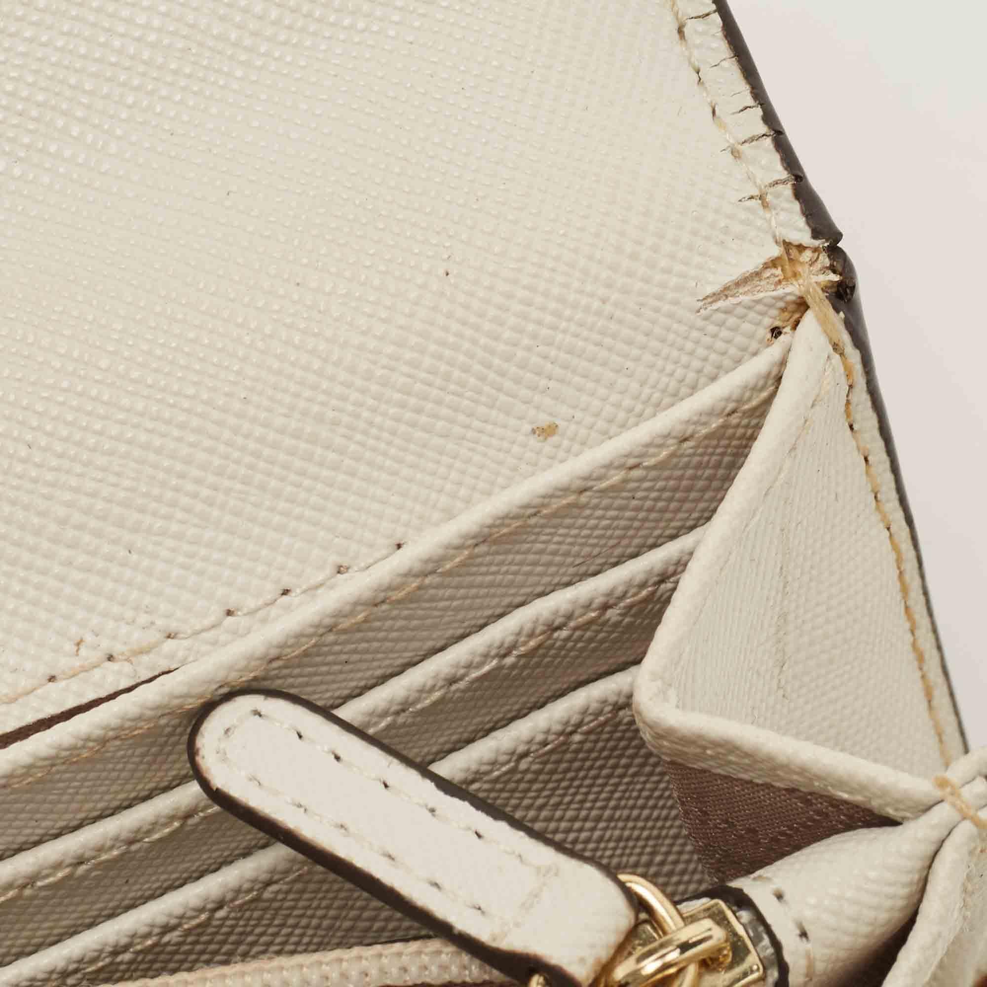 Michael Kors - Portefeuille continental à rabat en toile enduite Signature blanc cassé en vente 2
